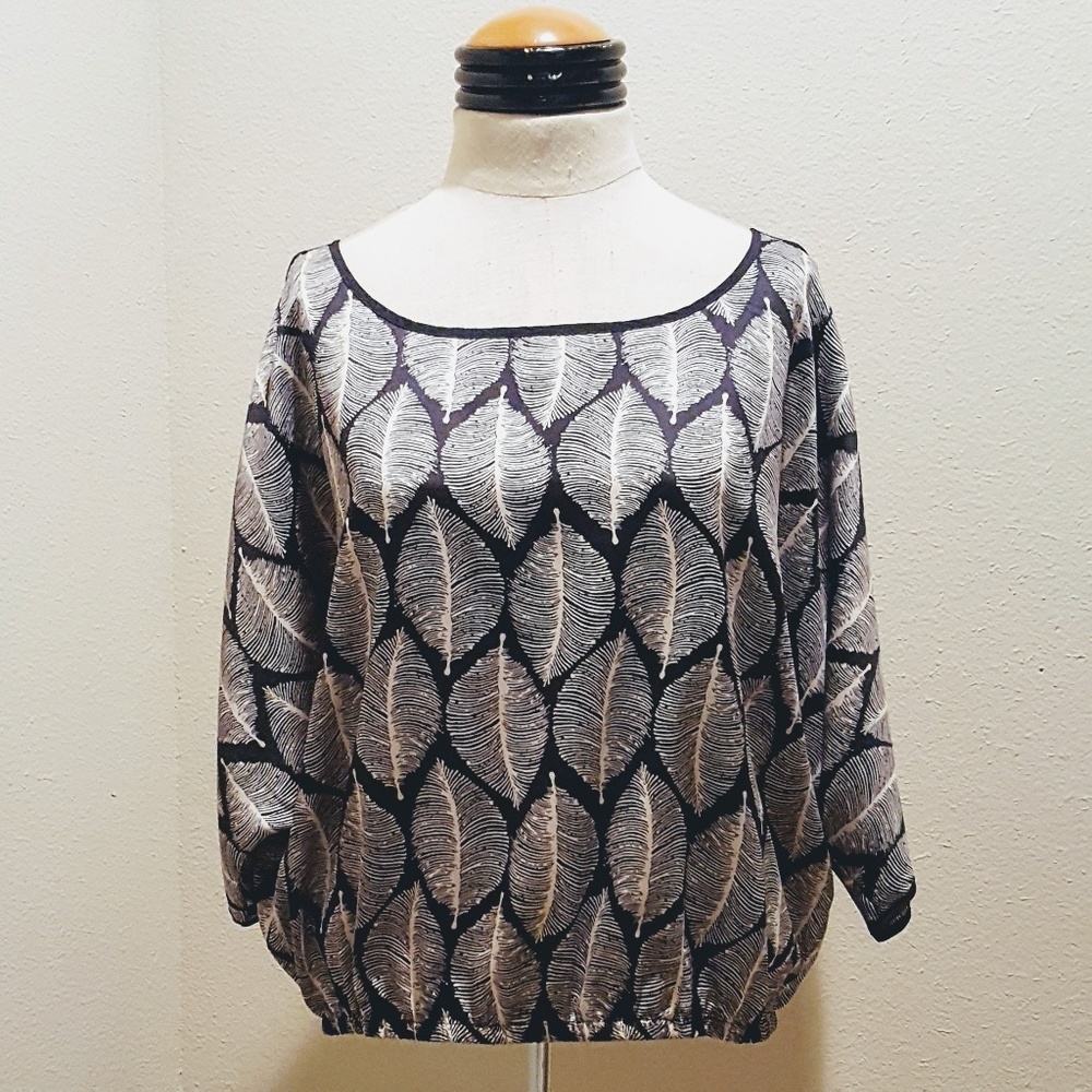 NWOT Feather print cold shoulder blouse 💕